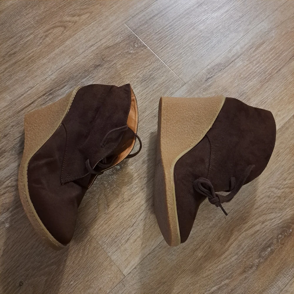 Qupid Brown Faux Suede Lace-up Wedge Ankle Booties Women's Size 10